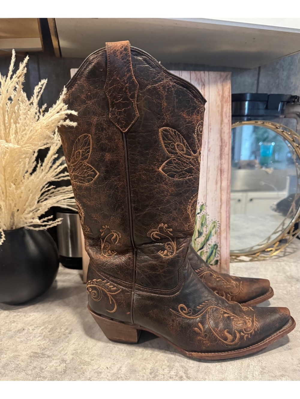 Circle G Western-style cowboy boots in distressed brown leather, size 9